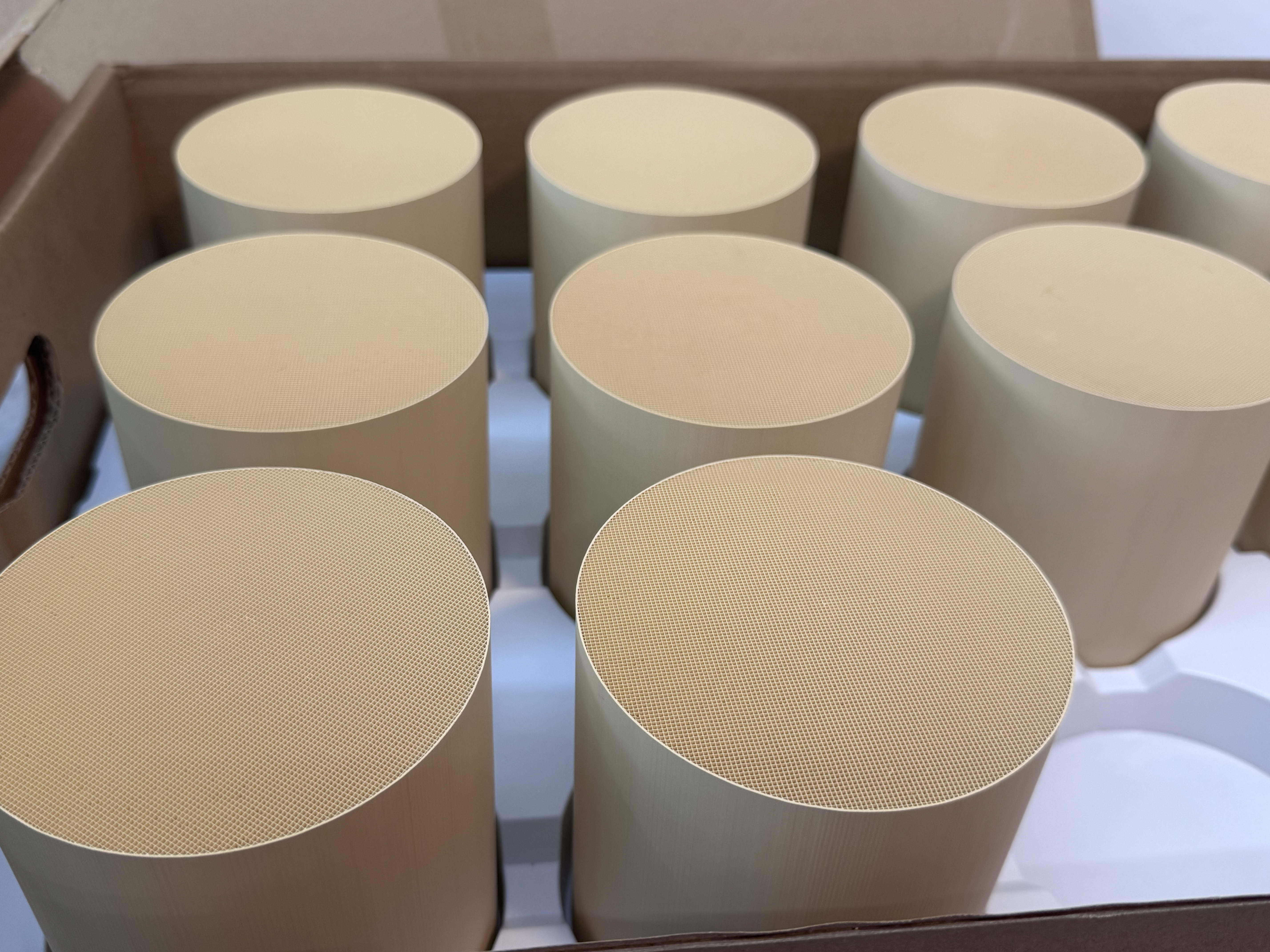 Şirketin en son blog yazıları Motosiklet Egzoz Arıtma: Çeşitli Motor Yer değiştirmeleri için tasarlanmış Kompakt TWC Katalizörlerinin Dayanıklılık Analizi